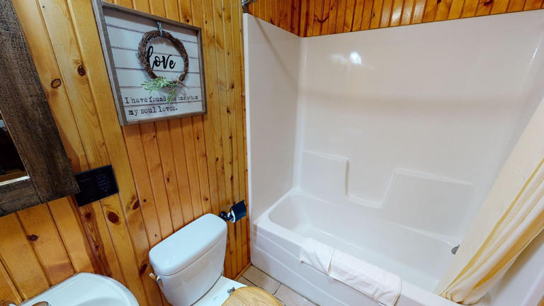 hocking hills cabins honeymoon bathtub
