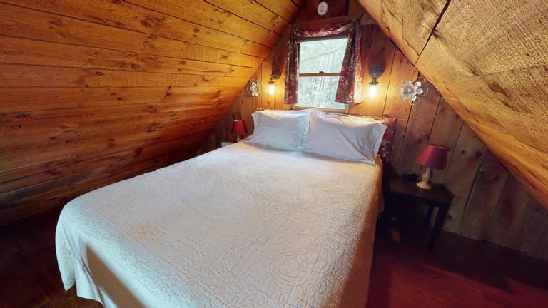 hocking hills cabins honeymoon bed