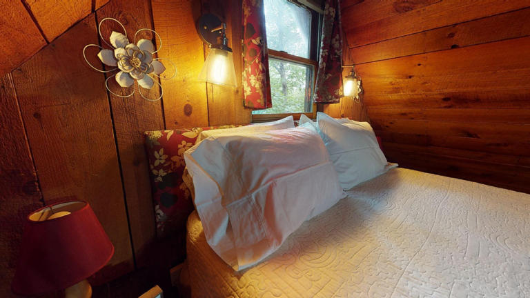hocking hills cabins honeymoon bedroom view