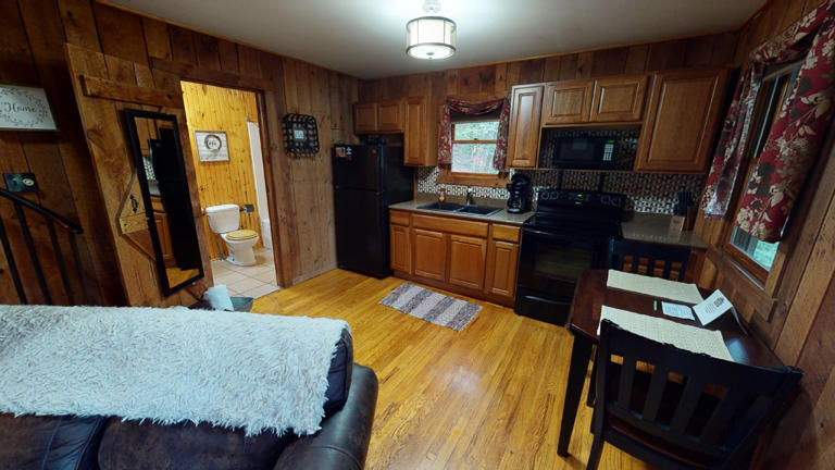 hocking hills cabins honeymoon dining area