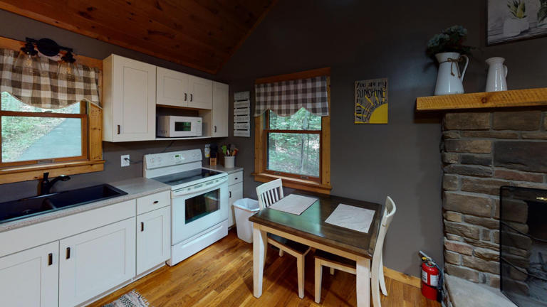 hocking hills cabins nestled away dining table