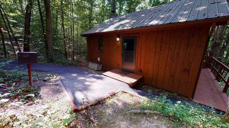 hocking hills cabins nestled away driveway