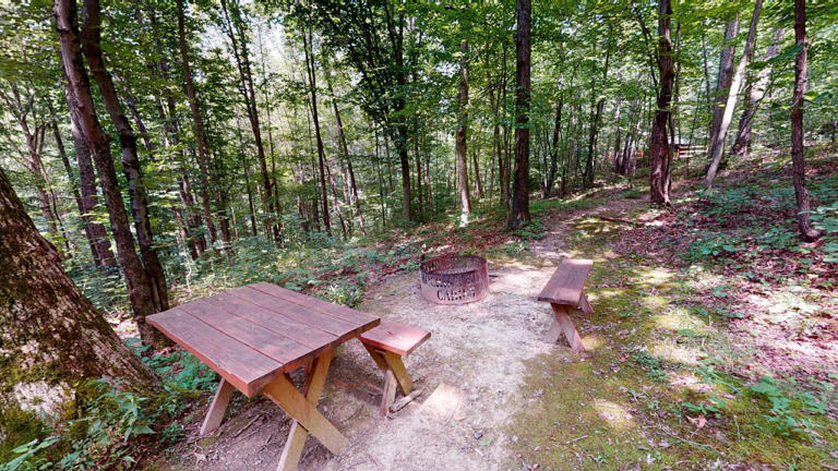 hocking hills cabins nestled away picnic table